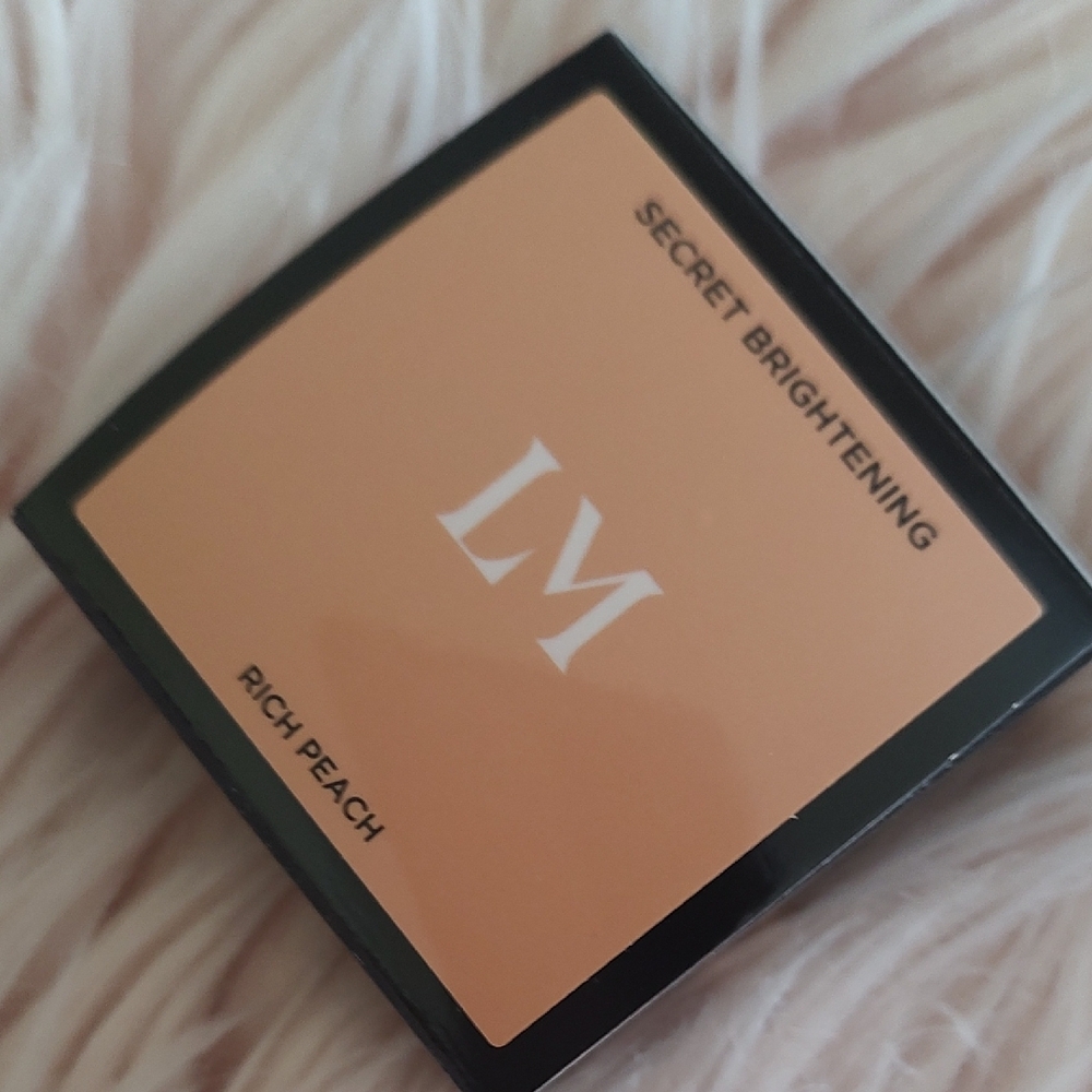 Laura Mercier Secret Brightening Under Eye Setting Powder in Rich Peach - Picture 3 of 3